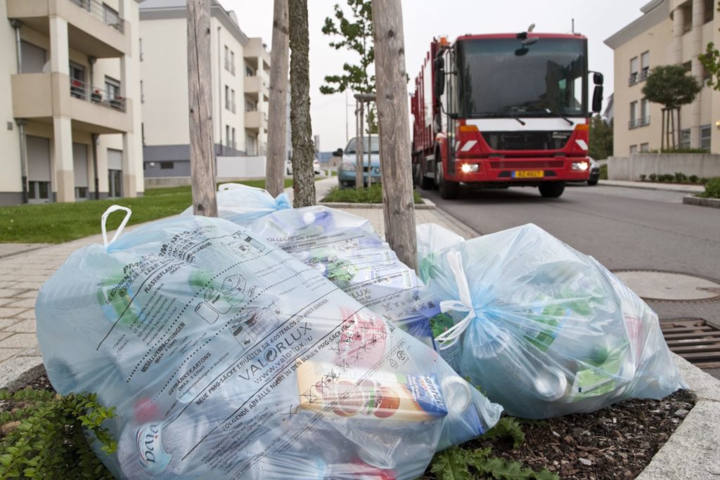 Dépôt illégal de déchets sur le trottoir ou la voie publique